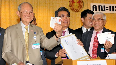นับถอยหลังประชามติ : 'มีชัย' ยิ้มร่า 'บิ๊กตู่' รับร่างฯ ส่งผลบวกๆ