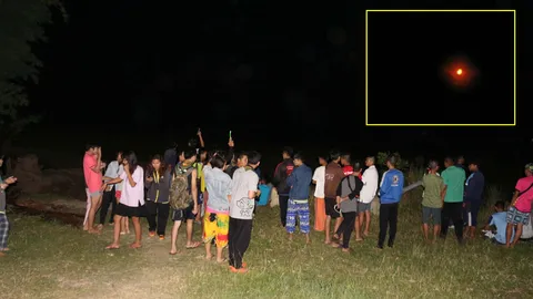 ฮือฮา! แสงไฟปริศนา ลอยขึ้นจากป่าช้า ชาวบ้านแห่ลือ ผีกระสือปรากฏตัว  