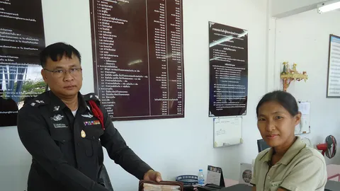 ชื่นชม! แม่บ้านเมืองปราสาทหิน เก็บกระเป๋ามีเงินกว่าแสนบาท คืนเจ้าของ  