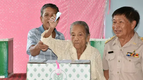 ยายเมืองคอน 103 ปี ใจสู้ร่วมใช้สิทธิ-ปชช.พังงาไม่หวั่น แม้ฝนตกหนัก