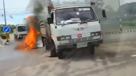 เผาทั้งเป็น! 2 หนุ่มหิ้วถังน้ำมันควบ จยย.ไปชน 6 ล้อไฟไหม้ดับ 1สาหัส1