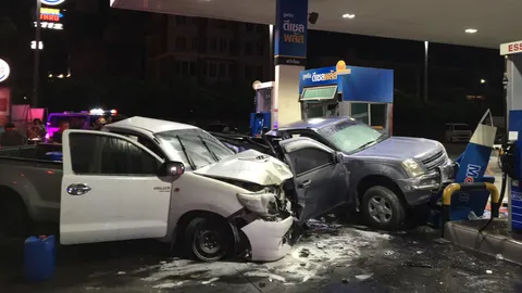 รถกระบะชนจยย. ก่อนเสียหลักพุ่งไปชนปิกอัพในปั๊ม ดับคาที่1 เจ็บ2