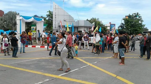 ม็อบแม่ค้ารถพ่วงขอผ่อนค่าปรับ