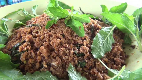 งูเห่าจะฉก-ตีตาย ชาวบ้านที่อ่างทองจับทำเมนู ผัดเผ็ด รสแซ่บสะท้าน