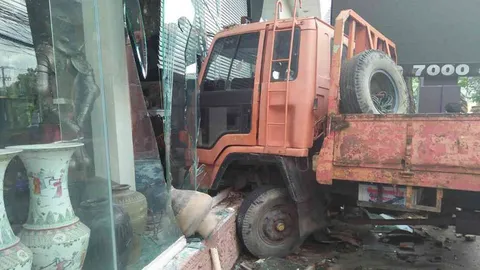 หกล้อเข้าร้านแอนทีค! ลงด่วนแจ้งวัฒนะเบรกแตก ชนกระจายของลายคราม