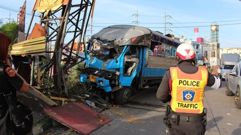 สองแถวควบปาดรถเมล์-เบรกไม่ทัน พุ่งอัดเสาโฆษณา เจ็บอื้อ