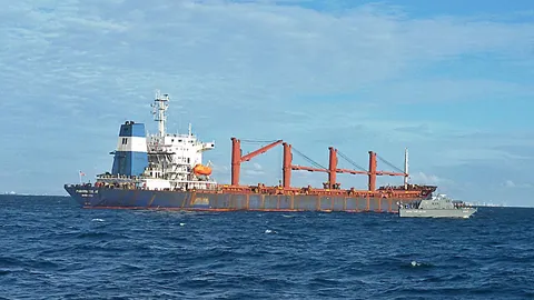 บุกช่วย 16 ลูกเรือต่างชาติ ถูกนายจ้างทิ้งในเรือสินค้า หลังเกาะสีชัง