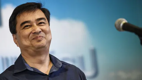 'อภิสิทธิ์' จ้อสื่อนอก ชี้คนไทยรับร่างรธน. สะท้อนคนเบื่อนักการเมือง