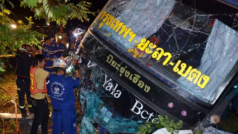 รถทัวร์ลงใต้เสียหลัก ชนท้ายรถพ่วง18ล้อ โชเฟอร์-ผดส.ดับ2 เจ็บอีกระนาว!