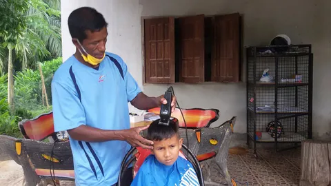 ผู้ใหญ่บ้านจิตอาสา ตัดผมฟรีเด็กนักเรียนใน จ.กระบี่ ทำมานานกว่า 3 ปี 