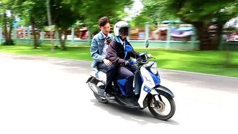 เกาะกระแส! นศ.นครสวรรค์ ขี่ จยย.รับจ้างล่าโปเกมอนหาค่าเทอม 