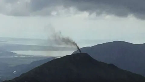 ไม่น่าเชื่อ รอดหมด! ฮ.กองทัพยูเค ตกกระแทก ระเบิดไฟลุก บนยอดเขาในเวลส์ 