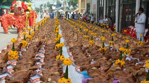 ฮือฮา! วัดดังนครปฐม มีคนมาแก้บน 'หลวงพ่อสมหวัง' ถวายหัวหมู 500 หัว