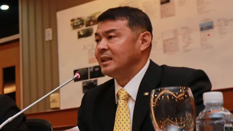 หลวงพี่แป๊ะโร่ เข้าพบดีเอสไอ รับทราบข้อหาครอบครองรถ 'เบนซ์โบราณ'