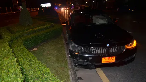 ไม่ยอม! หนุ่มBMW ขับไล่ตามแก๊งชิงทรัพย์ เสียหลักชนท้าย จยย.คนร้ายดับ 1