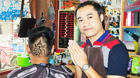 'แวะมาหล่อสุโขทัย' บริการตัดผมลูกค้าแกะลาย 'ส.ก.' เทิดพระเกียรติวันแม่