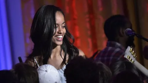 มาเลีย ลูกสาวคนโต ปธน.โอบามา โดนสื่อเผยอาจสูบกัญชาในงานดนตรี