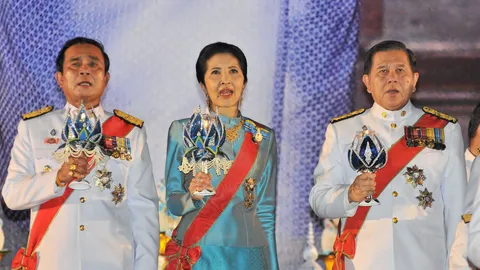 นายกฯ นำพสกนิกรจุดเทียนถวายพระพร 'พระราชินี' วันเฉลิมพระชนมพรรษา