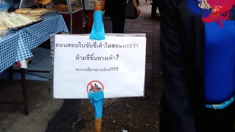 ชาวบ้านเสนาฯ สุดจะทน จยย.ขี่บนทางเท้า ติดป้ายสั่งสอน ฝากมีมารยาทด้วย!
