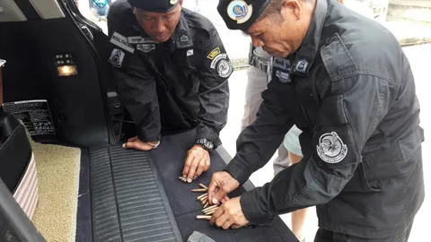 ค้นรถหรู จับ 3 สาวลาว! พาหมาหาหมอที่อุบลฯ ซุกกระสุนอาก้ามาด้วย