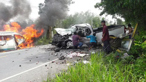 สยอง! รถตู้โดยสารสงขลา-สะบ้าย้อย ชนปิกอัพ ไฟลุกพึ่บดับ 4 ศพ