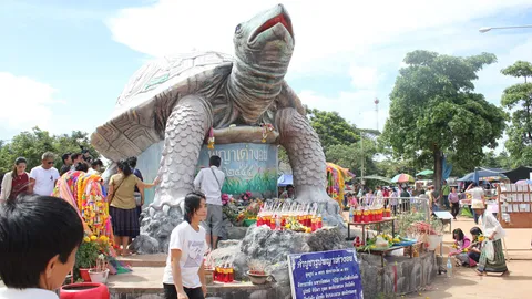 มาแล้ว!! คอหวยทุกสารทิศ มุ่งหน้าสกลนคร แห่ขอเลขเด็ดพญาเต่างอย