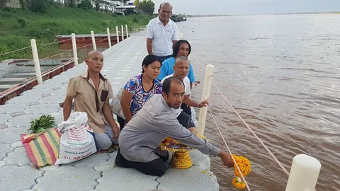 ลูกหลานจัดลอยอังคาร 'มนุษย์รู มุกดาหาร' ลงแม่น้ำโขง