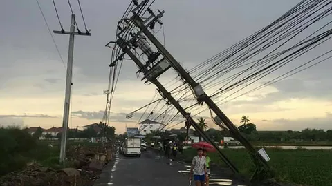 กฟน.เร่ง แก้ต้นไม้ล้มเสาไฟฟ้าหัก เทพารักษ์ 15 กลับสู่ปกติเช้าวันนี้