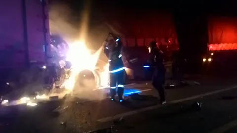 ชนไฟลุก! เสยท้าย 18 ล้อขนเกลือ ทางเข้าระยอง ย่างสดโชเฟอร์รถพ่วงดับ