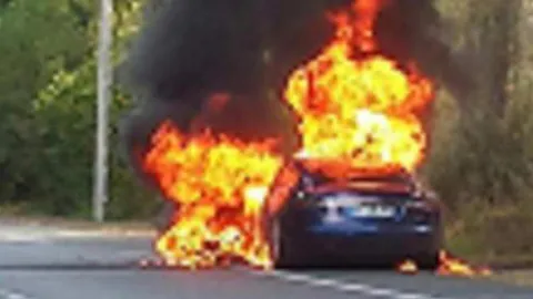 รถยนต์ไฟฟ้า "เทสลา" ติดไฟลุกท่วมวอดทั้งคันใน 5 นาทีที่ฝรั่งเศส