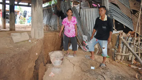 ผวา! ตลิ่งริมแม่น้ำยมยุบลึกกว่า 2 ม. บ้านทรุด-อยู่ไม่ได้