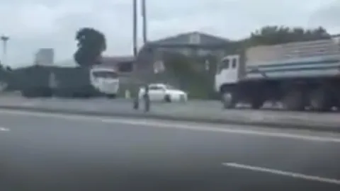 รวบแล้ว! โชเฟอร์รถพ่วงเมาหนัก ขับย้อนศร 2 กิโลเมตร ถนนพหลฯ สระบุรี