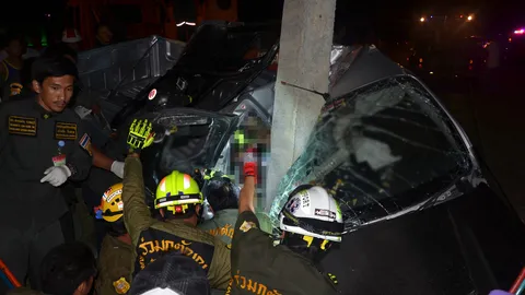 รถกระบะแต่งซิ่งชนเสาไฟฟ้าหัก อัดก๊อบปี้ ตายคาที่ 2 ศพ 