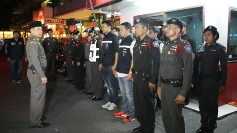 ตำรวจ ตม. นำกำลังตรวจย่านท่องเที่ยวกลางกรุงฯ สร้างเชื่อมั่นต่างชาติ