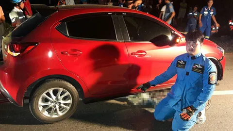 สยอง ศพใต้ท้องรถ! เก๋งสีแดงลากติดไปด้วย สาวซวย แม้ไม่ได้ชนเอง 