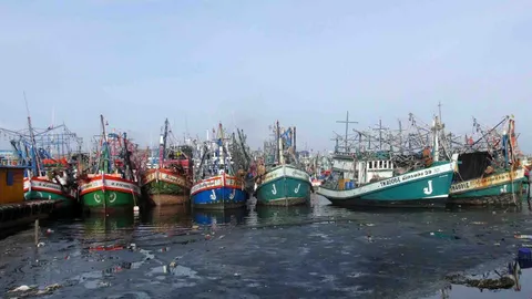 คลื่นลมแรง เรือประมงสงขลาจอดลอยลำนับร้อย ไม่เสี่ยงออกทะเล 