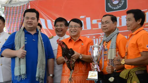 ไก่ชนเงินล้าน! 'แอ๊ดคาราบาว' ร่วมโชว์งานประกวดไก่พื้นเมือง มรภ.อุดรฯ