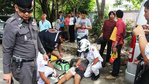 นร.นักเลง เปิดศึกตะลุมบอนแทงขาอริต่างสถาบัน โดนยิงสวนเลือดสาด