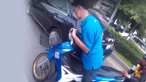 กลัวโดนจับ! หนุ่มบิด จยย. หนีตำรวจแต่ไม่รอด สุดท้ายอ้าง "คันเร่งมันค้างครับ"