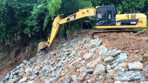 น่านเร่งซ่อมพนังกั้นน้ำทรุด เฝ้าระวังน้ำท่วม พื้นที่เสี่ยง 15 อำเภอ