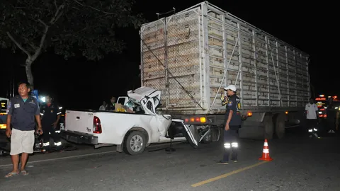 หนุ่มบริษัทเบียร์ ซิ่งกระบะเสยท้ายรถบรรทุกไก่ เสียชีวิตคาที่