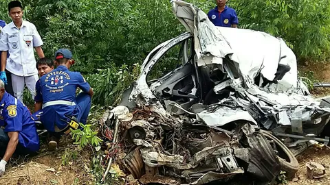 สาวราชบุรีซิ่งเก๋งชนประสานงา 10ล้อบรรทุกอาหารหมูดับ คาถนนท่ามะกา