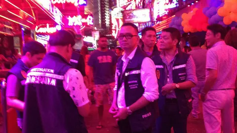 สตม.ลุย ซอยคาวบอย เข้มแรงงานต่างด้าวผิดก.ม. รวบหนุ่มญี่ปุ่น-10เมียนมา