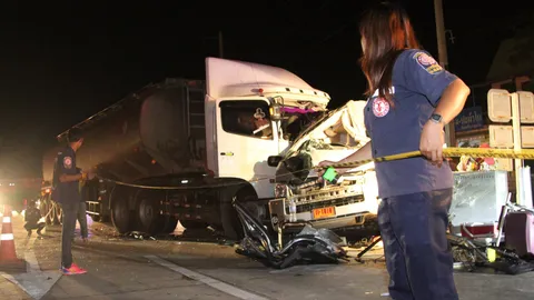 สิบล้อเบรกไม่อยู่ ชนรวด 3 คัน รถติดไฟแดง เจ็บ 4 อาศัยชุลมุนหลบหนี