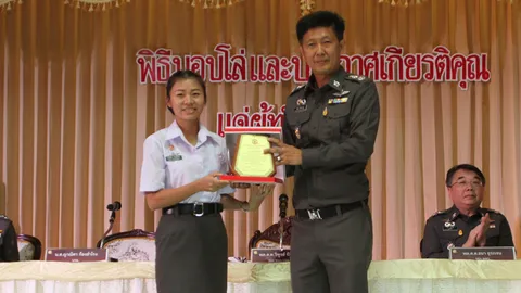 มอบโล่ นร.ผช.พยาบาล ช่วยชีวิตชายโดดสะพานลอยย่านธนบุรี