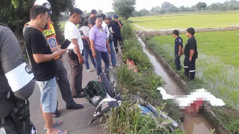 จยย.ล้มกระเด็น! ช่างซ่อมถึงที่ตาย หัวฟาดคันคลองดับคาที่ 