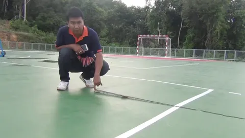 คนกระบี่งง!! สนามกีฬาเพิ่งสร้างเสร็จงบ 12 ล้าน หญ้าขึ้นรก พื้นร้าวหนัก