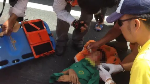 รถตู้สายชลบุรี-กทม.พุ่งชนรถ จยย.นักเรียน กลางแยกไฟแดง เจ็บ 5 ราย