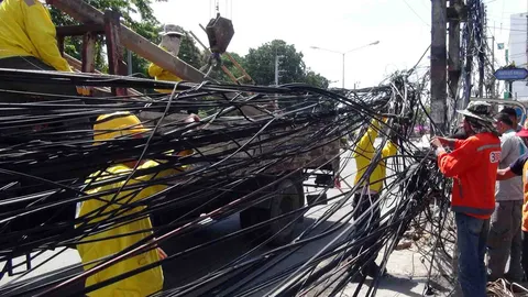 มาเป็นก้อน! สารพัดสายหลุดจากเสา พันกันยุ่งเหยิงที่สงขลา จนท.เร่งแก้