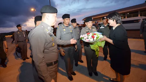 ปลัดเทศบาลนครตรัง มอบช่อดอกไม้ ศรีวราห์ ขอความเป็นธรรมจับคนร้ายลอบยิง